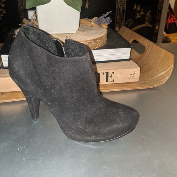 Bootied - Picture 2 of 2